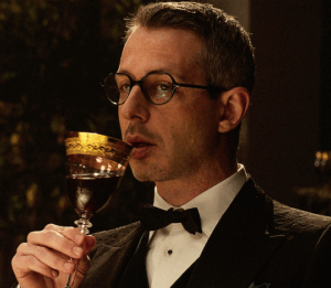 Jeremy Strong in The Gentlemen 2019 - wine glas