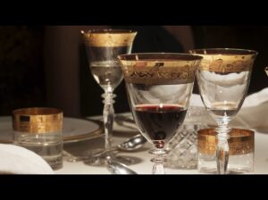 interiors-decor-furniture-movie-the-gentlemen-guy-richie-wine-glasses