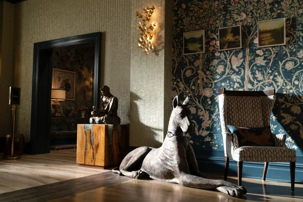 Inventing-Anna-influenced-by-interior-designer-Kit-Kemp.-Courtesy-of-Netflix