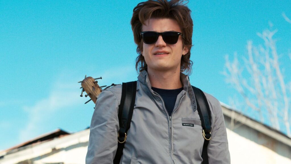 sunglasses-worn-by-steve-harrington-joe-kerry-spotted-in-stranger-things-s02e06