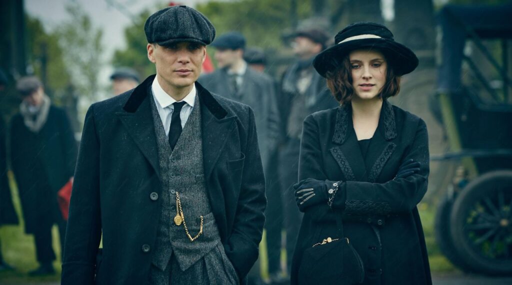 the-gold-chain-of-a-pocket-watch-by-thomas-shelby-cillian-murphy-in-peaky-blinders-s02e01