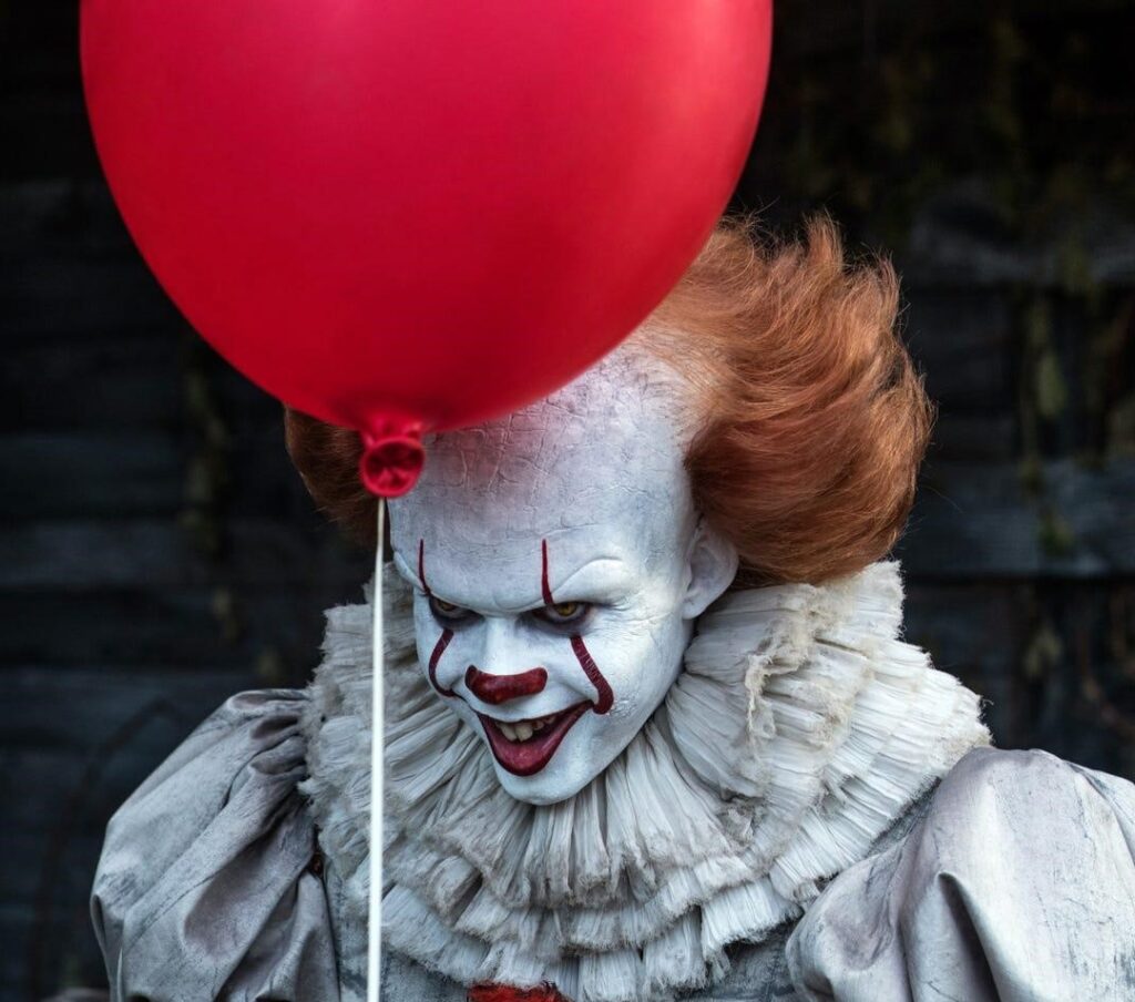 pennywise-costume-with-red-baloon-inspo-it2