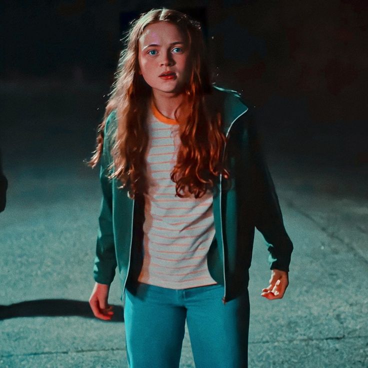 Max-Stranger-Thing-80s-look- jeans-and-track-jacket