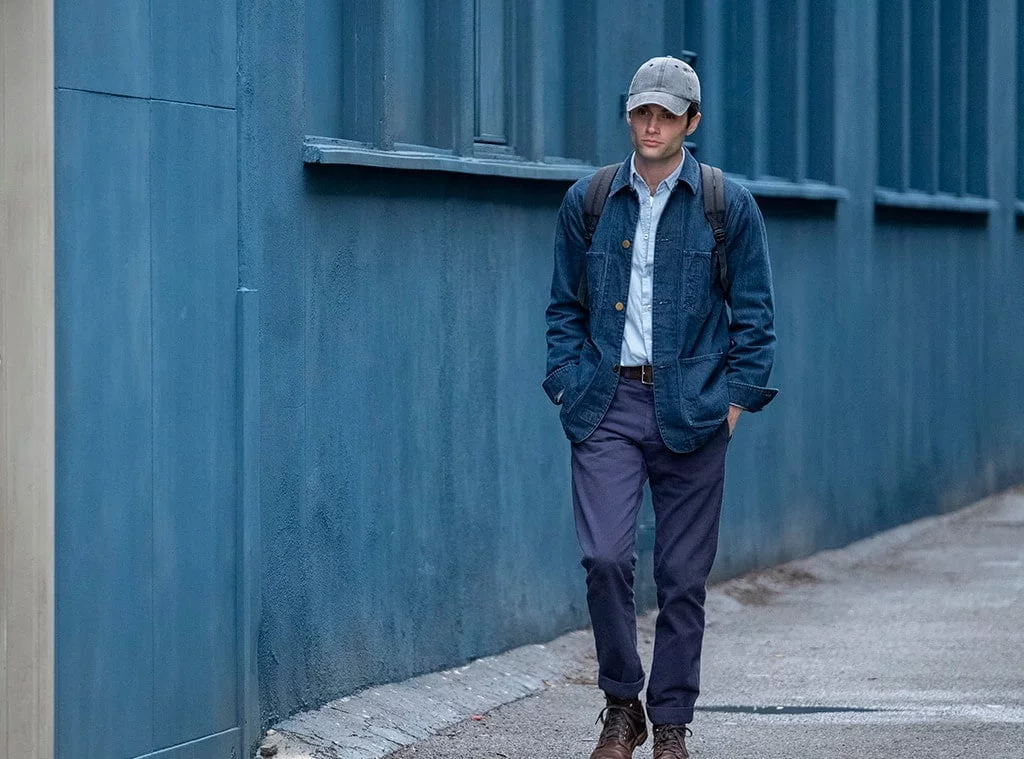 In-you-season-1-joe-goldberg-stalker-outfit-with-baseball-cap