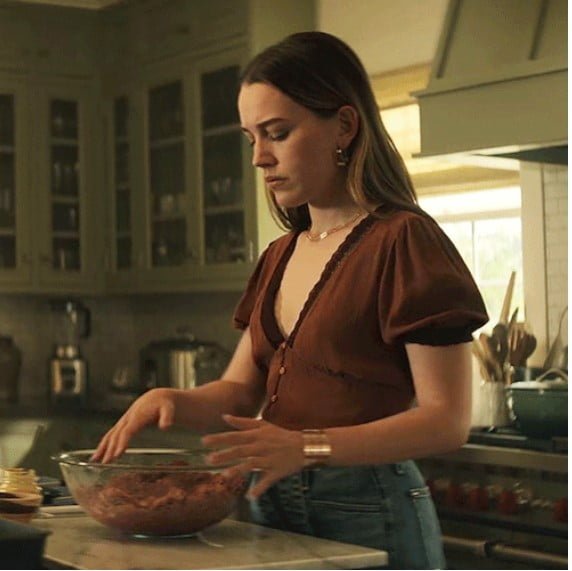 Outfits-Clothes-Look-Styles-by-Victoria-Pedretti-as-Love-Quinn-in-YouNetflix3