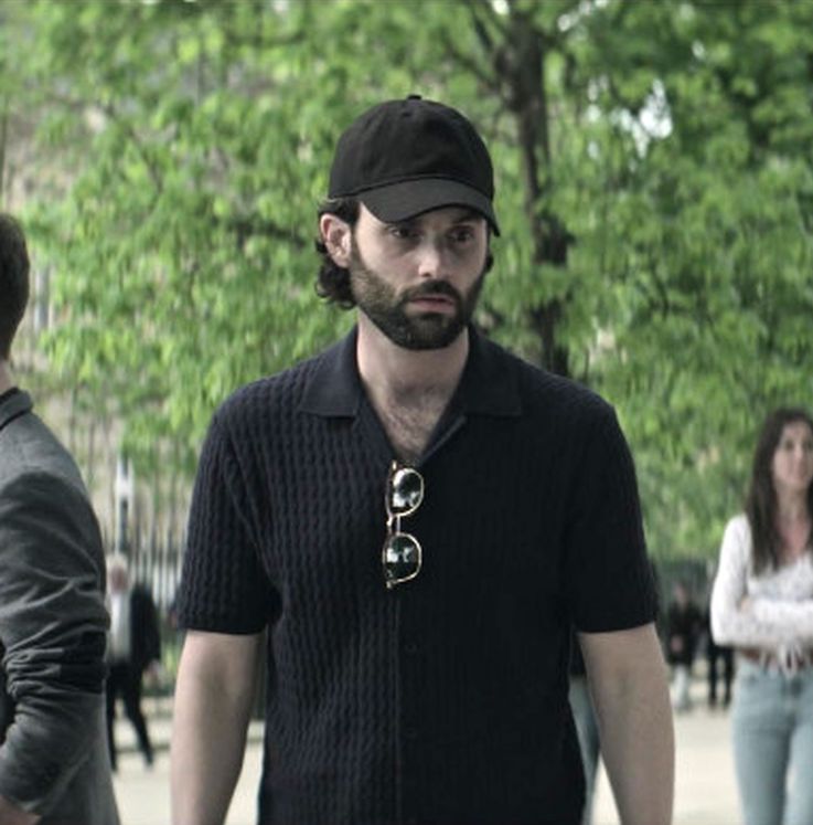 Ray-Ban-Clubmaster-Sunglasses-of-Penn-Badgley-as-Joe-Goldberg-in-You-S04E01-Joe-Takes-a-Holiday