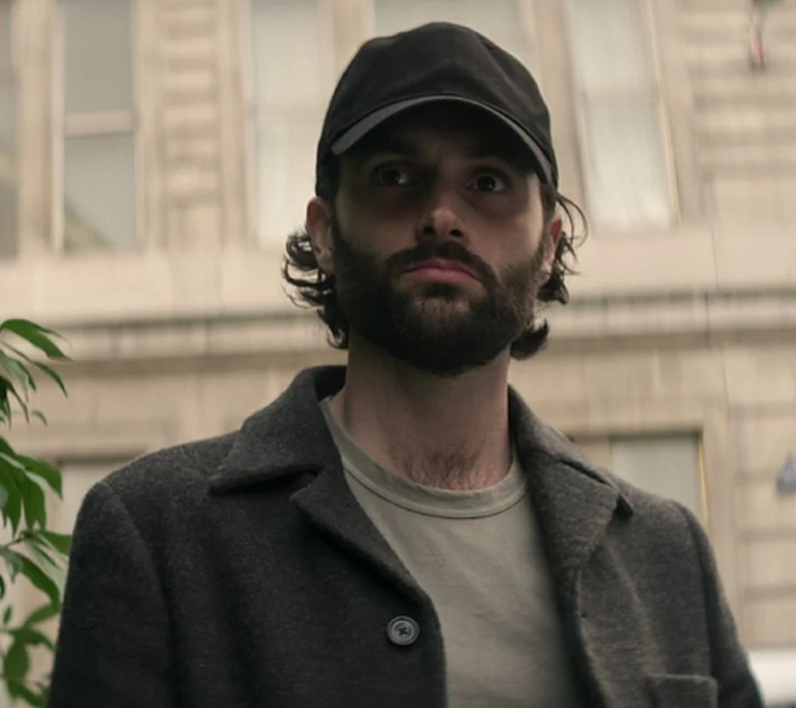 in-you-season-4-joe-goldberg-stalker-outfit-with-baseball-cap