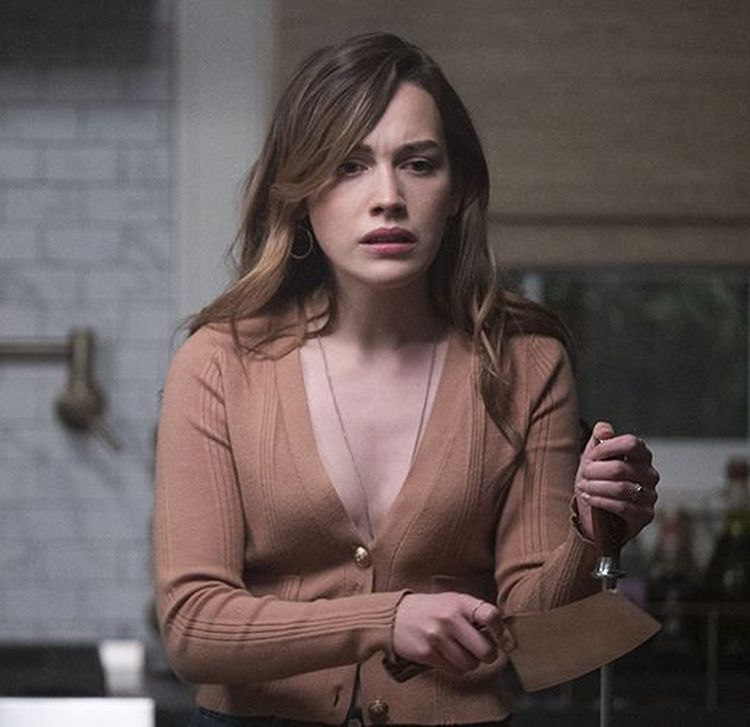 love-quinn-costume-and-outfits-you-netflix