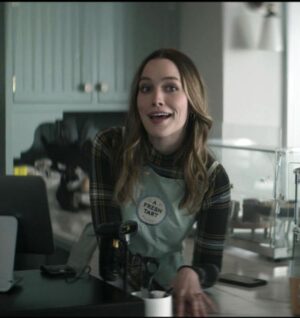 A Fresh tart apron -by-Victoria-Pedretti-as-Love-Quinn-in-You-S03E04-Hands-Across-Madre-Linda-2021