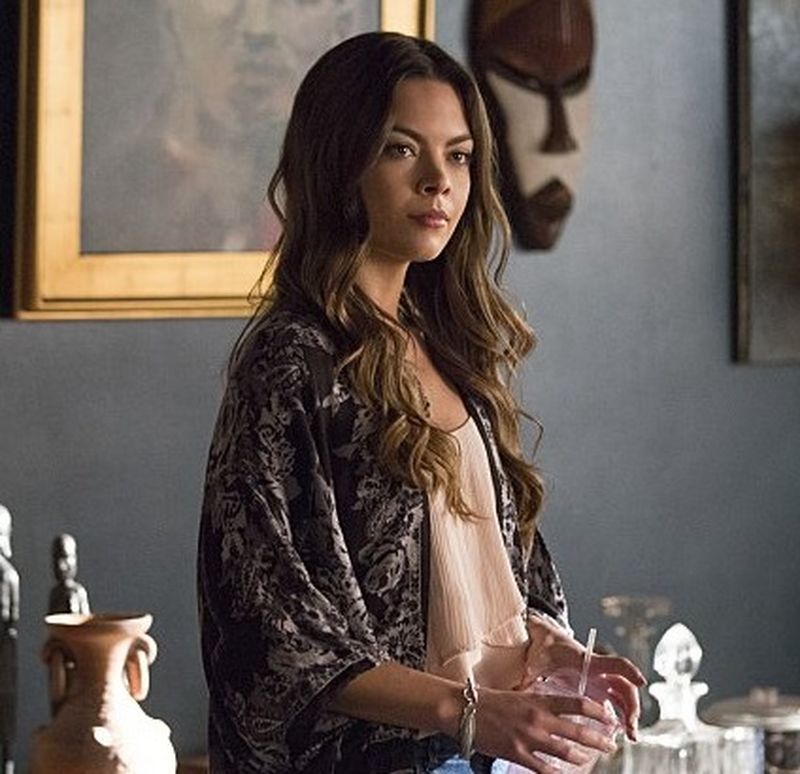 Anthropologie Kawachi Gardens Kimono worn by Nora Hildegard (Scarlett Byrne) seen in The Vampire Diaries S07E08.