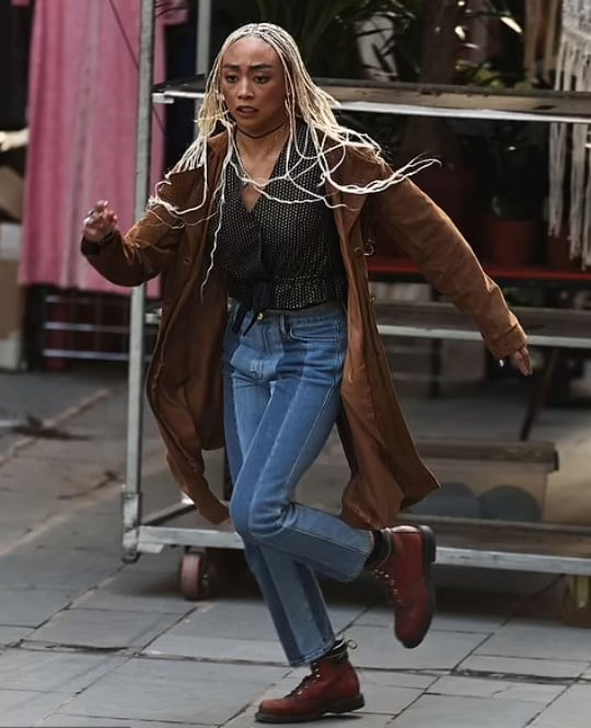 Marienne-from-YOU-season-4-style-fashion-clothes