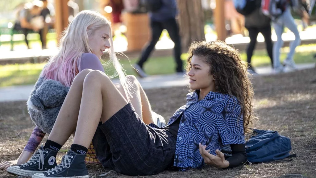 The printed shirt of Rue Bennett (Zendaya) in Euphoria (S01E03