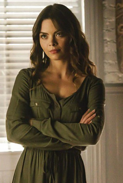 Steal the Look - Nora Hildegard Outfits Style Fashion Clothes in The Vampire Diaries-2