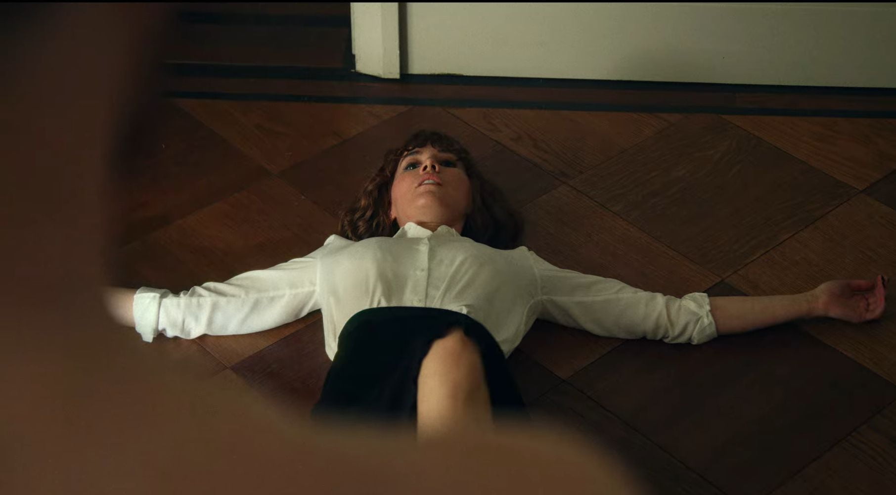 Anna Barton's Outfits Style Clothes and Looks in Obsession by Netflix