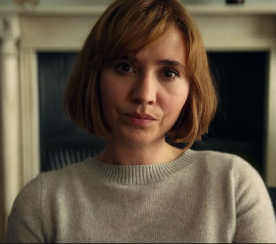 Beige cashmere cropped sweater worn by Anna Barton (Charlie Murphy), seen in Obsession (S01E04)
