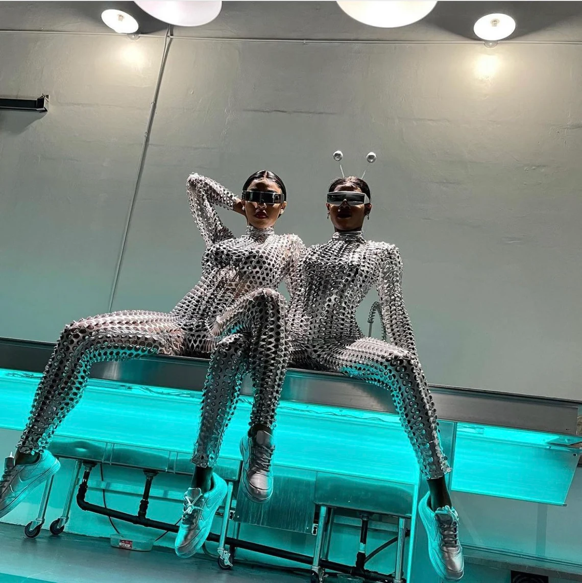 futuristic-cosplay-costyme-in-como-with-green-hair-