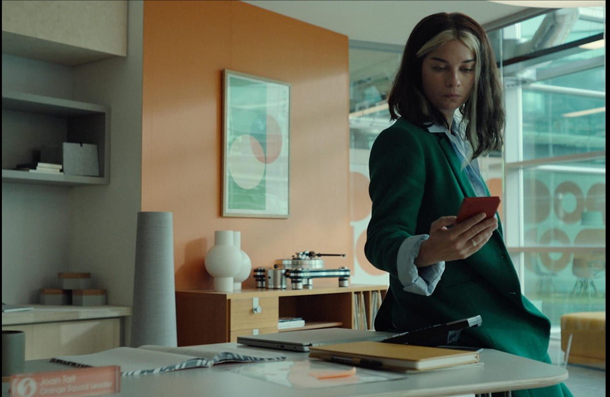 Black-Mirror-Series-Outfits-and-Interrior-Design-Review