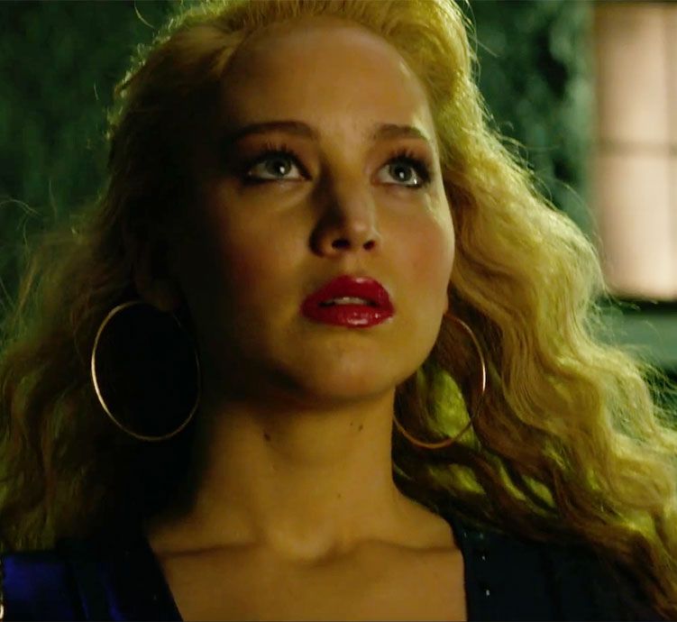 Jennifer Lawrence’s Touch of Scarlet Lipstick