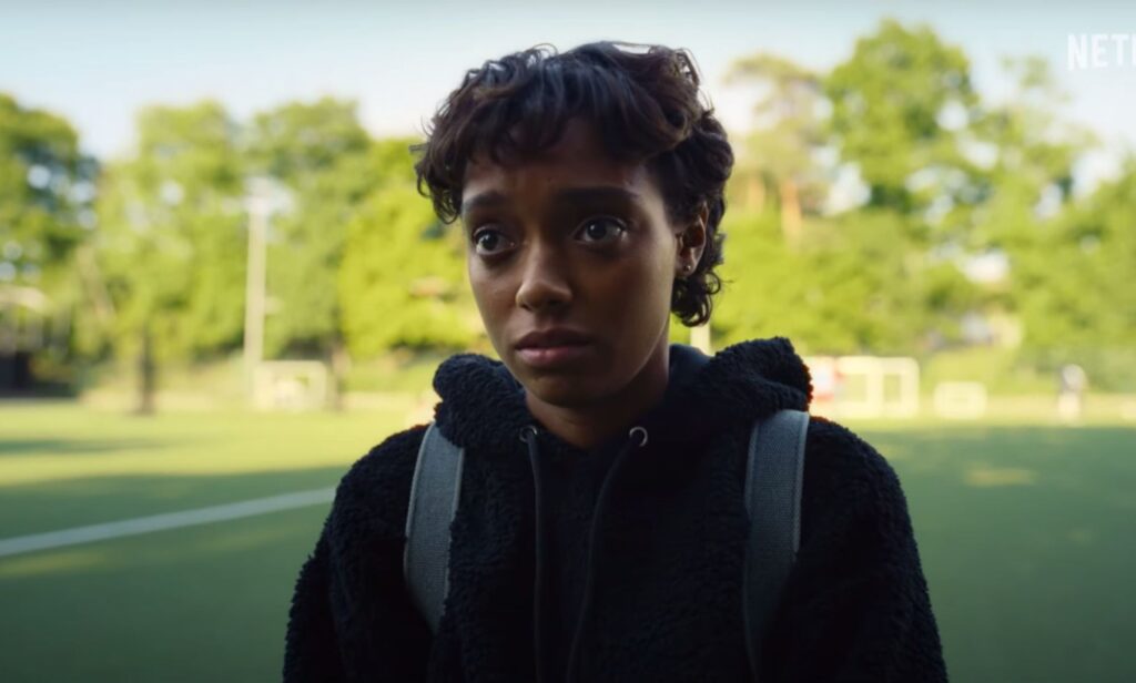 Every teenager has a black hoodie in their wardrobe, but in typical cozy and soft Mia style her hoodie is made of teddy fleece. Everything Now, Netflix.