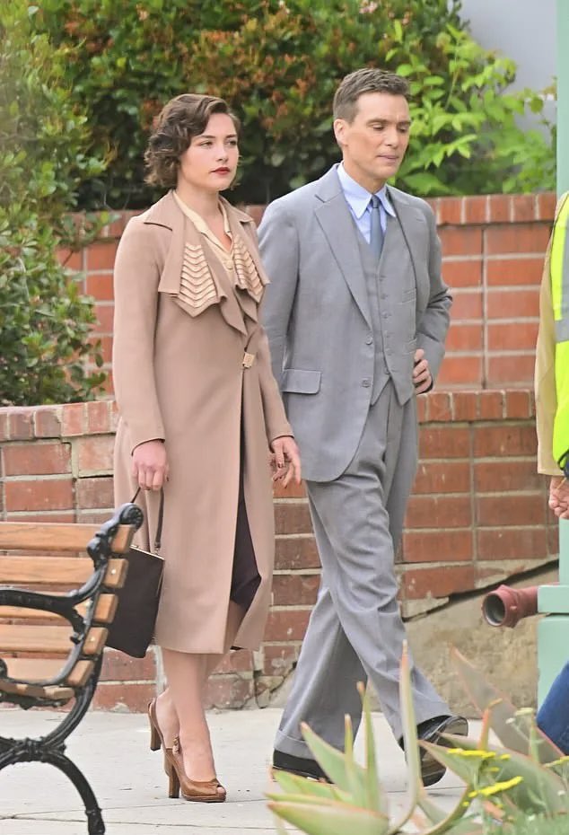 Florence Pugh’s Tan Brown Coat in Oppenheimer