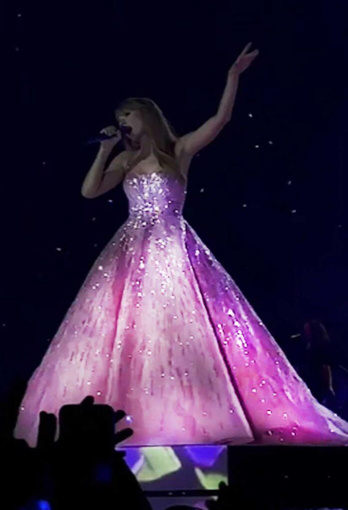 Taylor-Swift’s-Outfits----Enchanted-Speak-Now-Look