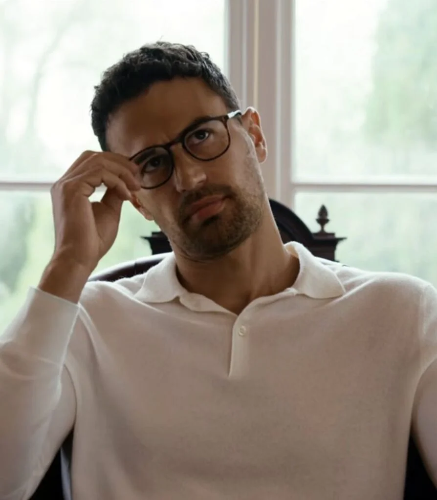 Eddie Outfit White Shirt-Netflix-TheGentlemenE8TheGospelAccordingtoBobbyGlass