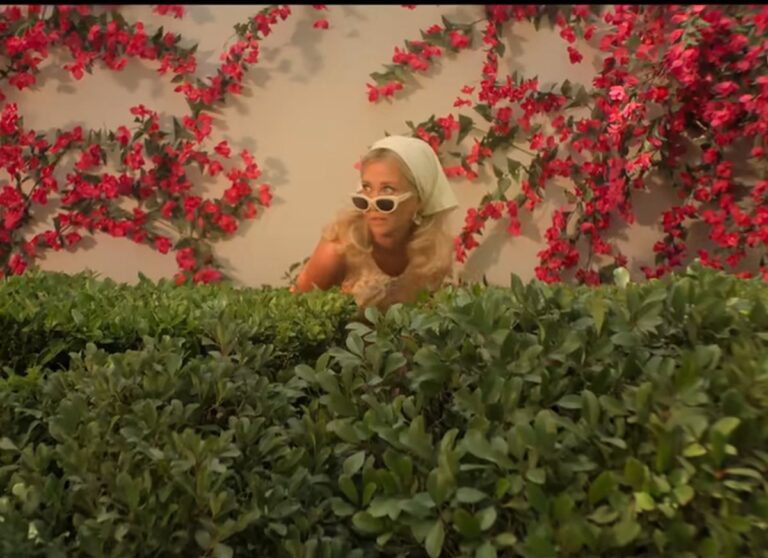 Maxine Simmons’ First Scene Wardrobe-Palm-Royale-AppleTV-5