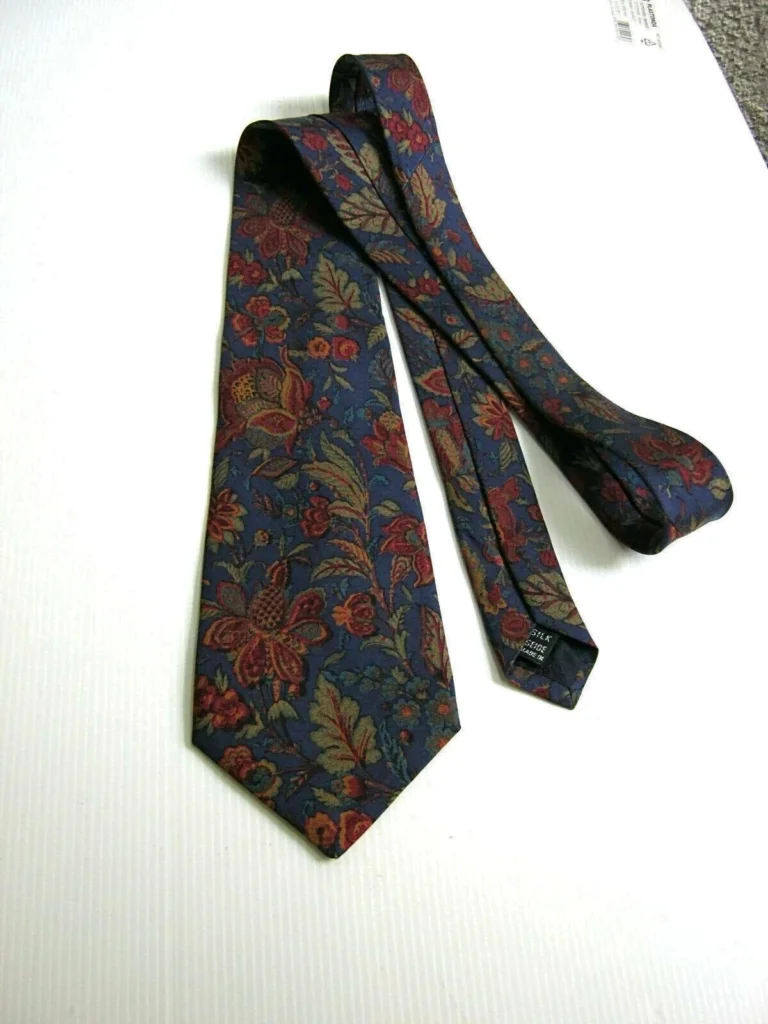 Liberty London Tie worn by Eddie Horniman (Theo James) as seen in The Gentlemen season 1 episode 8.