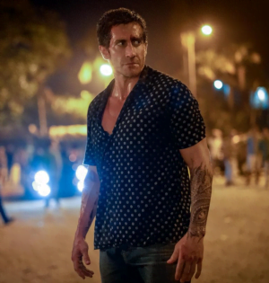 Black patterned shirt white dots, worn by Dalton (Jake Gyllenhaal) from the movie Road House -3