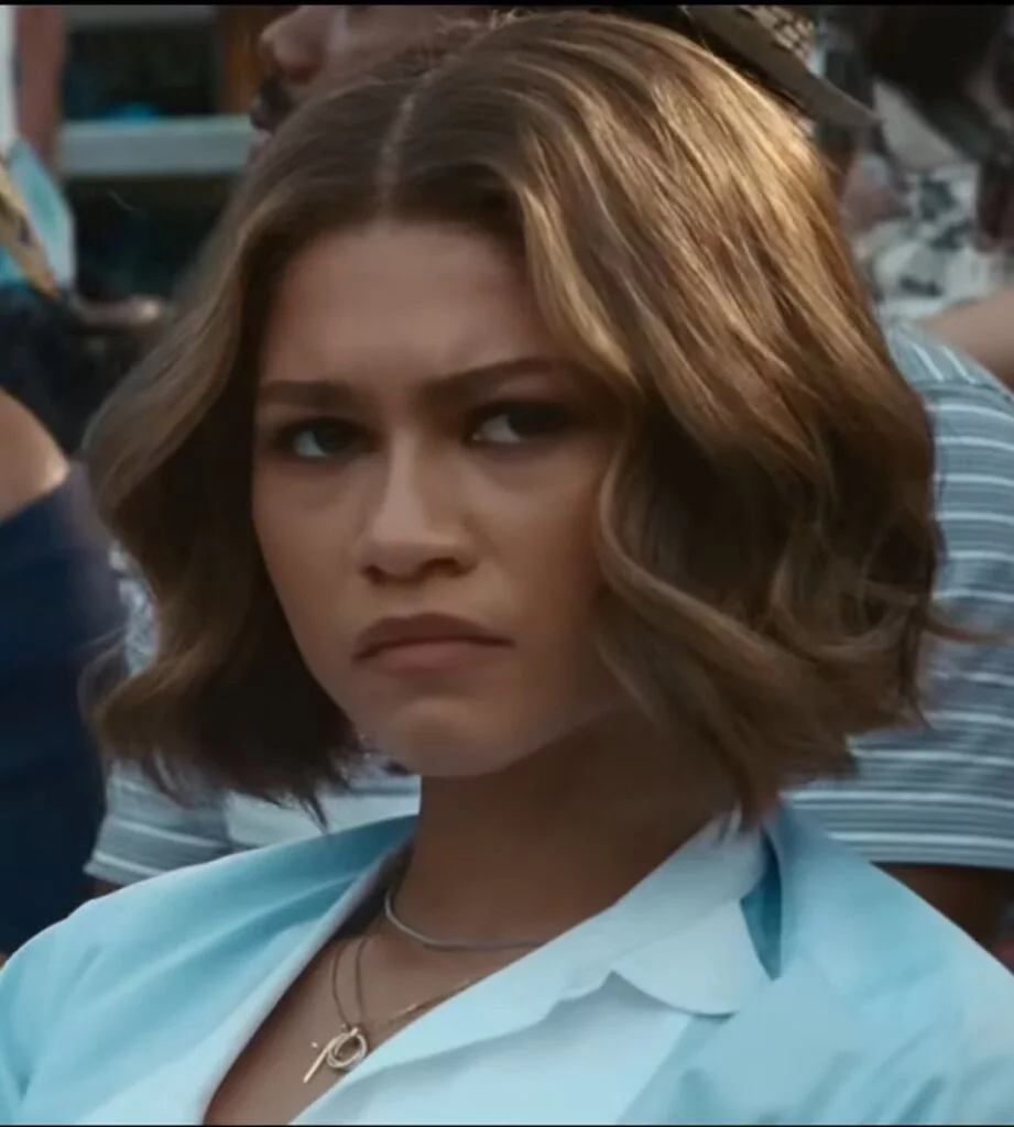 Tashi’s shorter bobbed her along with her wardrobe of sophisticated looks give her a professional and very stylishly mature appearance. Challengers, Warner Bros. Pictures.